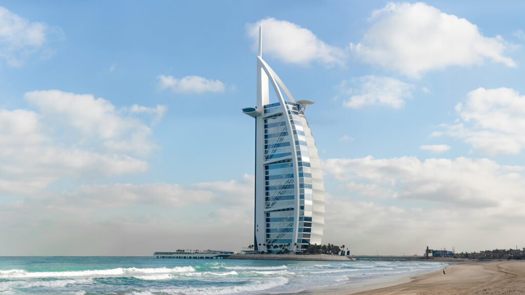 vista dalla spiaggia sul Burj al-Arab a Dubai