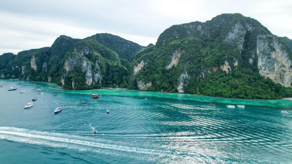 vista naturalistica di Maya Bay nelle Phi Phi Island in Thailandia