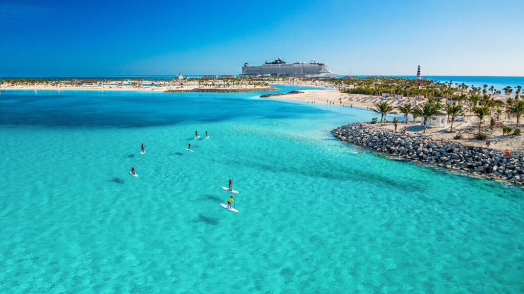 vista della spiaggia alle Bahamas con una nave da crociera sullo sfondo