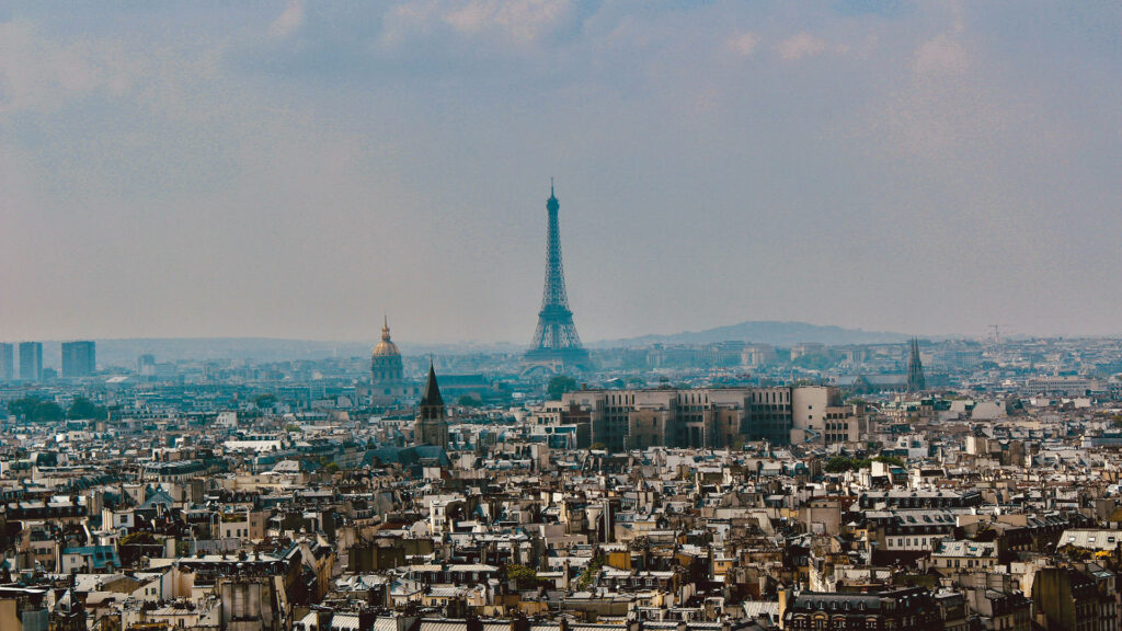 vista della città di Parigi con lo sfondo della Tour Eiffel