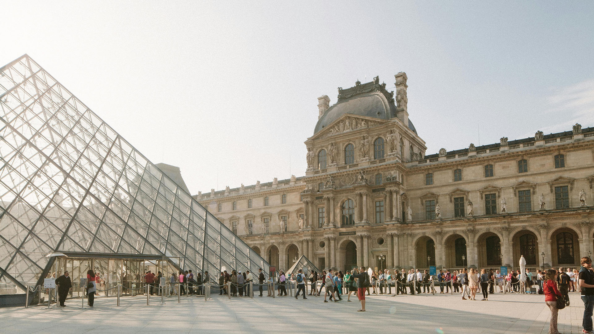 vista del museo del Louvre e della sua caratteristica Piramide a Parigi, Francia